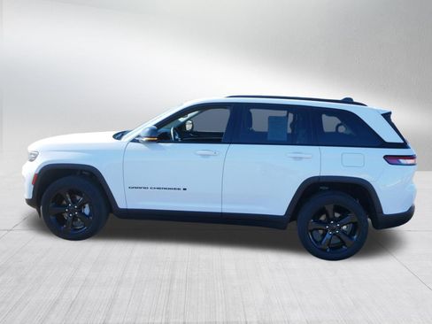 Used 2023 Jeep Grand Cherokee Limited w/ Black Appearance Package image 4