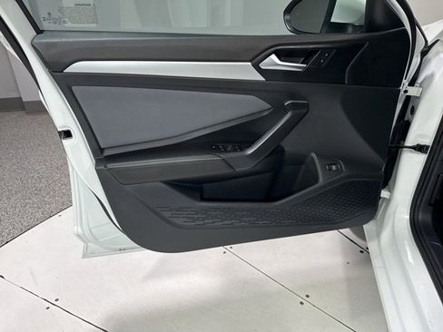 Used 2025 Volkswagen Jetta SE w/ Black Wheel Package image 9