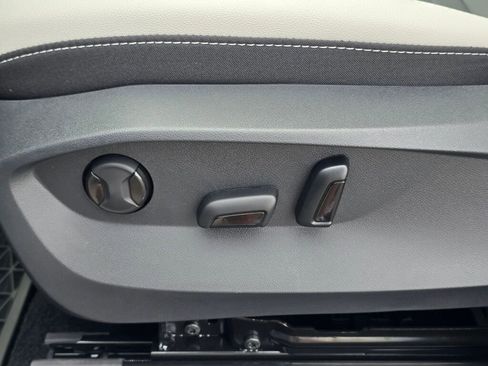 New 2025 Volkswagen Taos SE image 29