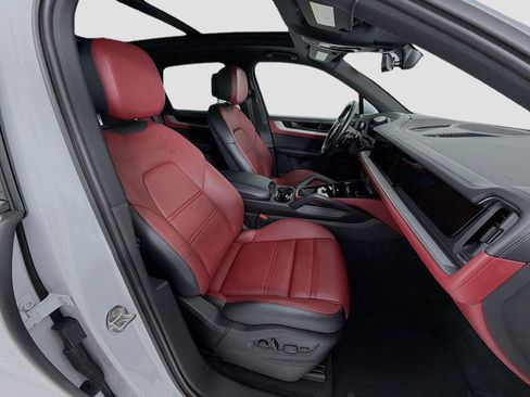 Certified 2024 Porsche Cayenne AWD/4WD image 29
