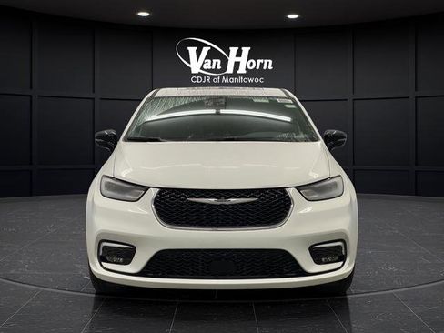 New 2026 Chrysler Pacifica Limited w/ Trailer Tow Group image 12