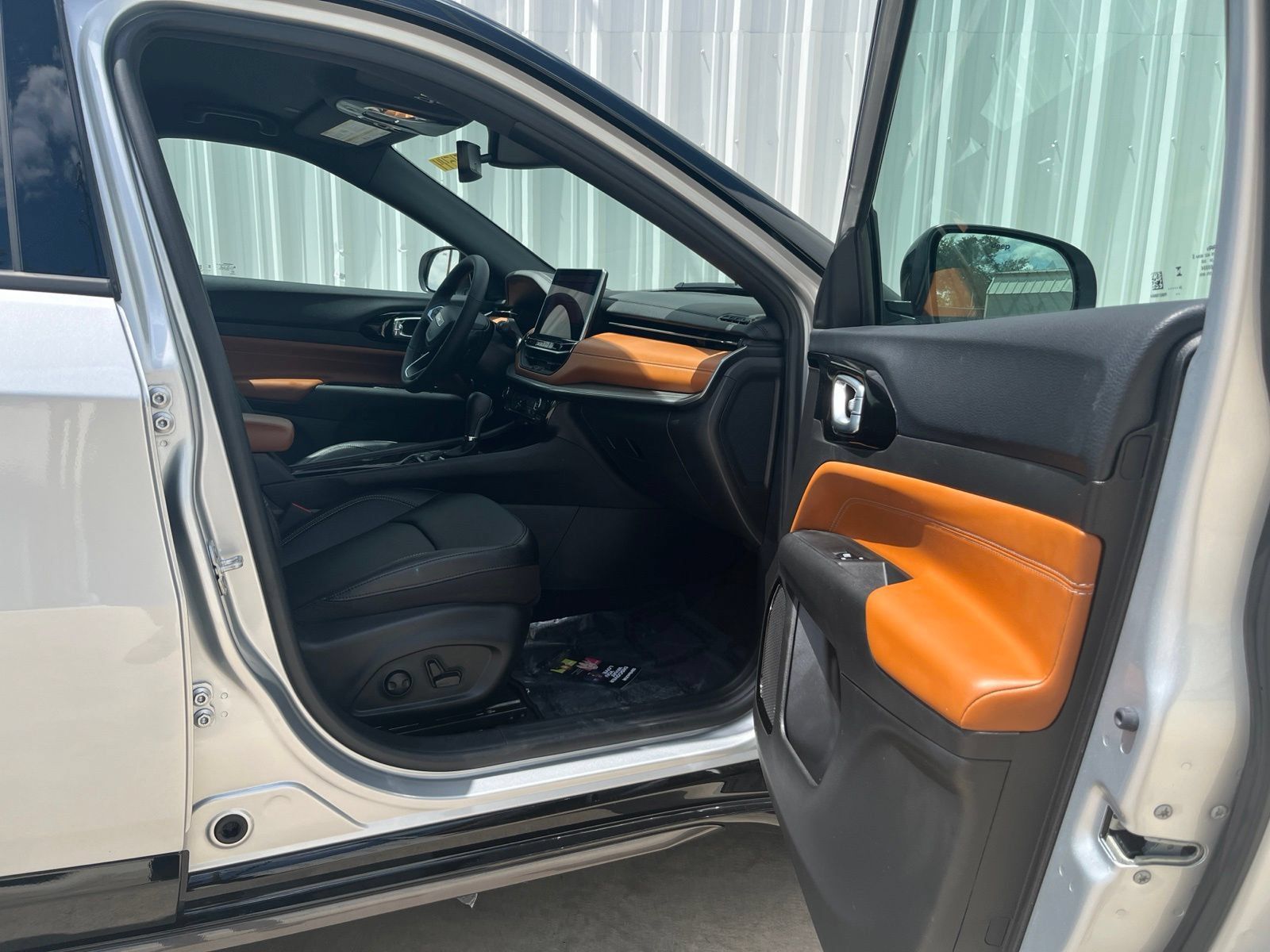 Used 2025 Jeep Compass Limited w/ Elite Group AWD/4WD image 16