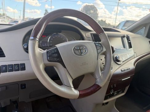 Used 2014 Toyota Sienna Limited w/ Limited Premium Package image 11
