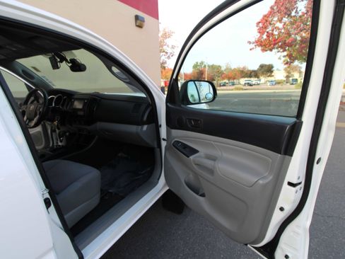 Used 2015 Toyota Tacoma PreRunner image 11