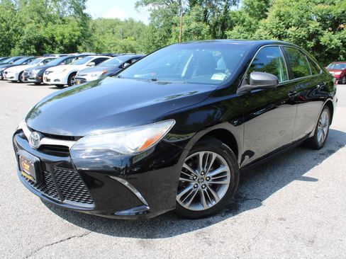 Used 2015 Toyota Camry SE FWD image 1