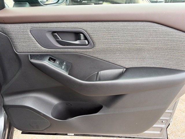 Used 2023 Nissan Rogue S FWD image 14
