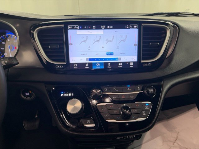 Used 2025 Chrysler Pacifica Select FWD image 24