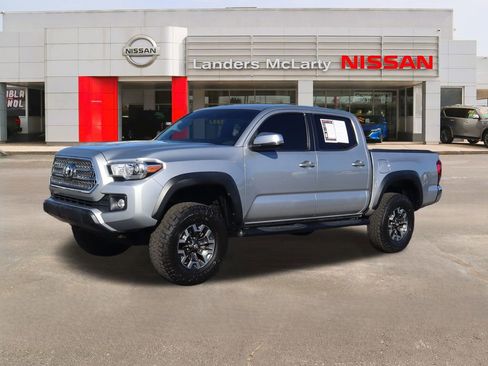 Used 2017 Toyota Tacoma TRD Off-Road w/ Tow Package image 7