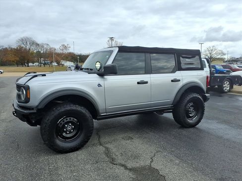 Used 2021 Ford Bronco Black Diamond image 3