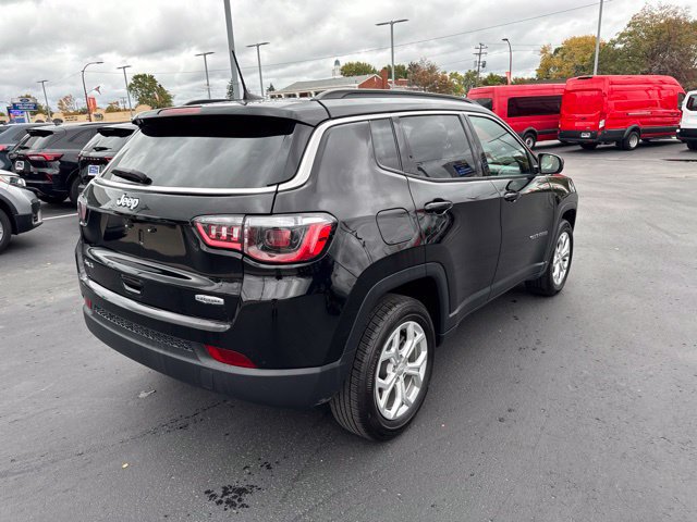 Used 2024 Jeep Compass Latitude AWD/4WD image 3