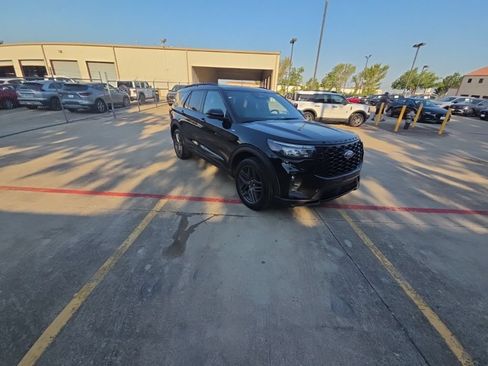 Used 2025 Ford Explorer ST-Line w/ ST-Line Street Pack AWD/4WD image 6