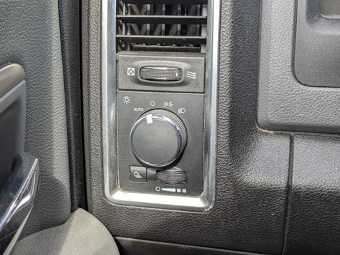 Used 2017 RAM 1500 Classic SLT AWD/4WD image 28