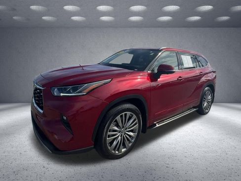Used 2023 Toyota Highlander Platinum FWD image 2
