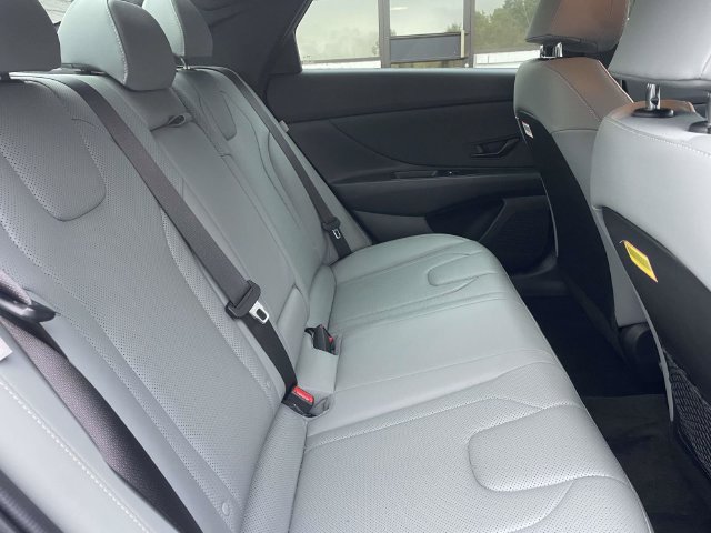 Used 2025 Hyundai Elantra Limited FWD image 11