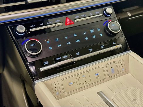Used 2025 Hyundai Santa Fe Calligraphy AWD/4WD image 17