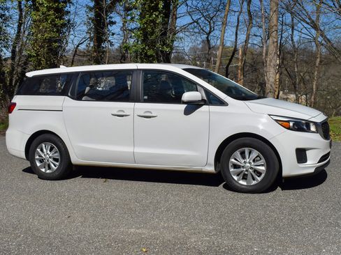 Used 2018 Kia Sedona L image 11