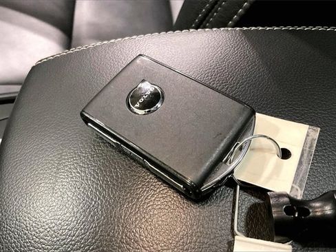 Certified 2024 Volvo XC40 B5 Core image 12