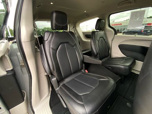Used 2024 Chrysler Pacifica Touring-L FWD image 15