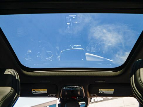 Used 2020 Volvo S90 T8 Inscription image 17