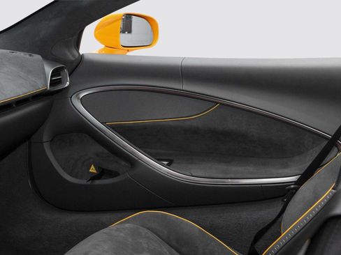 Used 2026 McLaren Artura Spider RWD image 17