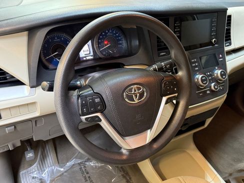 Used 2019 Toyota Sienna L image 4