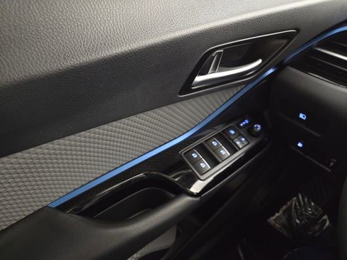 Used 2019 Toyota C-HR XLE image 17