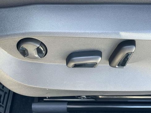 New 2026 Volkswagen Taos SE FWD image 15