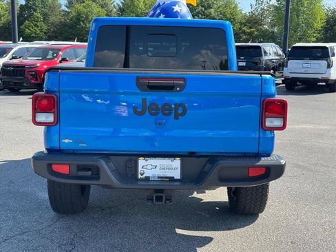 Used 2024 Jeep Gladiator Sport AWD/4WD image 4