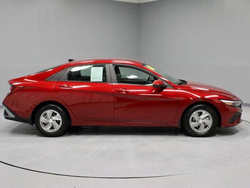 Used 2024 Hyundai Elantra SE FWD image 11