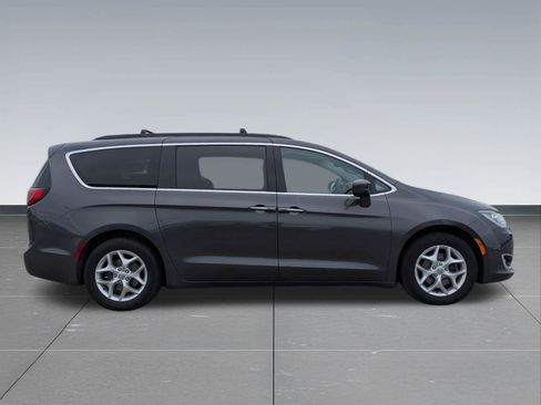 Used 2018 Chrysler Pacifica Touring Plus image 7