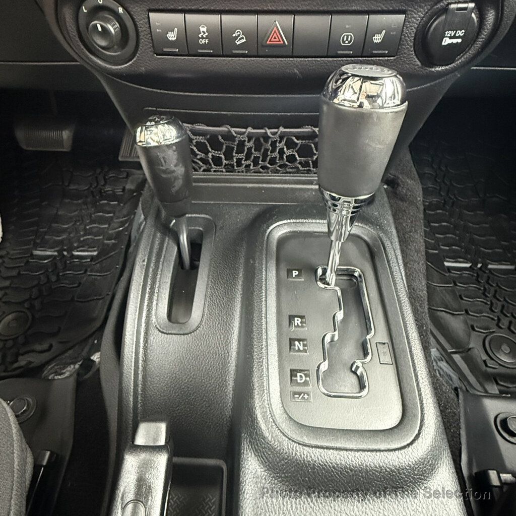 Used 2016 Jeep Wrangler Unlimited Rubicon w/ Connectivity Group AWD/4WD image 39