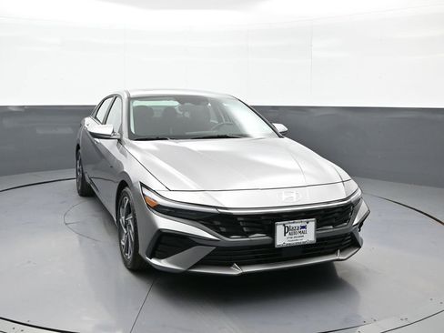 Certified 2025 Hyundai Elantra SEL image 3