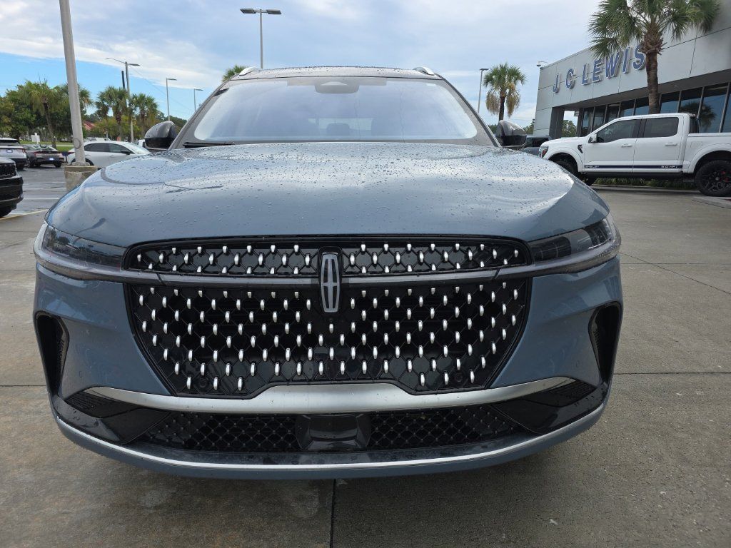 Used 2025 Lincoln Nautilus Reserve AWD/4WD image 3