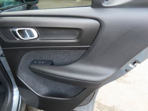 Used 2019 Volvo XC40 T4 Momentum FWD image 20