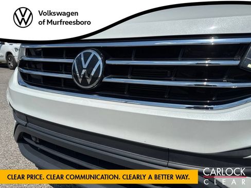 Used 2023 Volkswagen Tiguan SE w/ Panoramic Sunroof Package FWD image 12