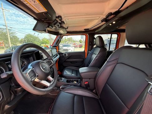 Used 2025 Jeep Wrangler Unlimited Sahara AWD/4WD image 12