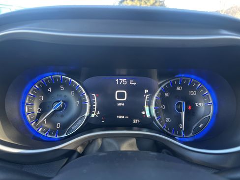 Used 2026 Chrysler Pacifica Select image 11