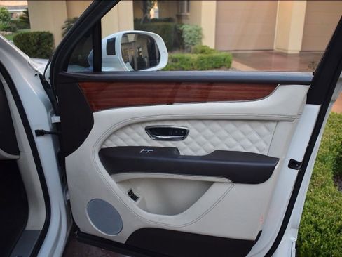 Used 2021 Bentley Bentayga AWD/4WD image 8