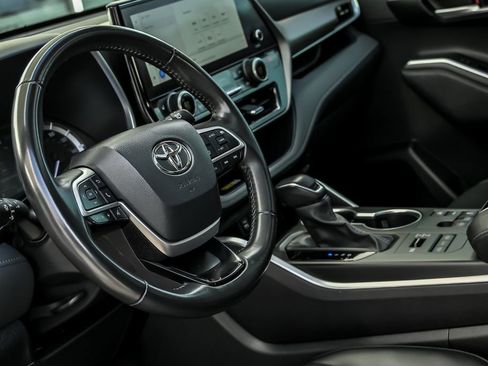 Used 2023 Toyota Highlander XLE AWD/4WD image 20