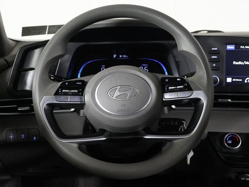 Certified 2024 Hyundai Elantra SE FWD image 33