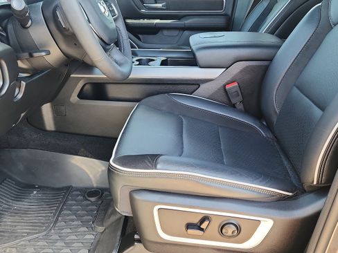Used 2025 RAM 1500 Laramie AWD/4WD image 10