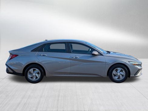 Used 2024 Hyundai Elantra SE FWD image 8