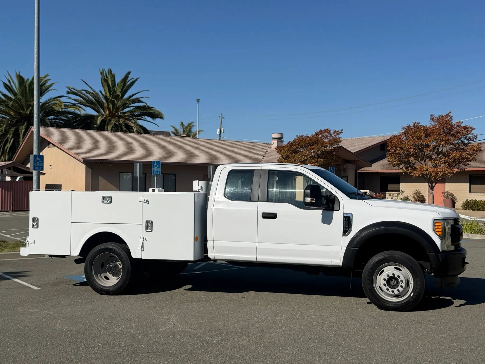 Used 2017 Ford F550 4x4 SuperCab Super Duty w/ Power Equipment Group image 6