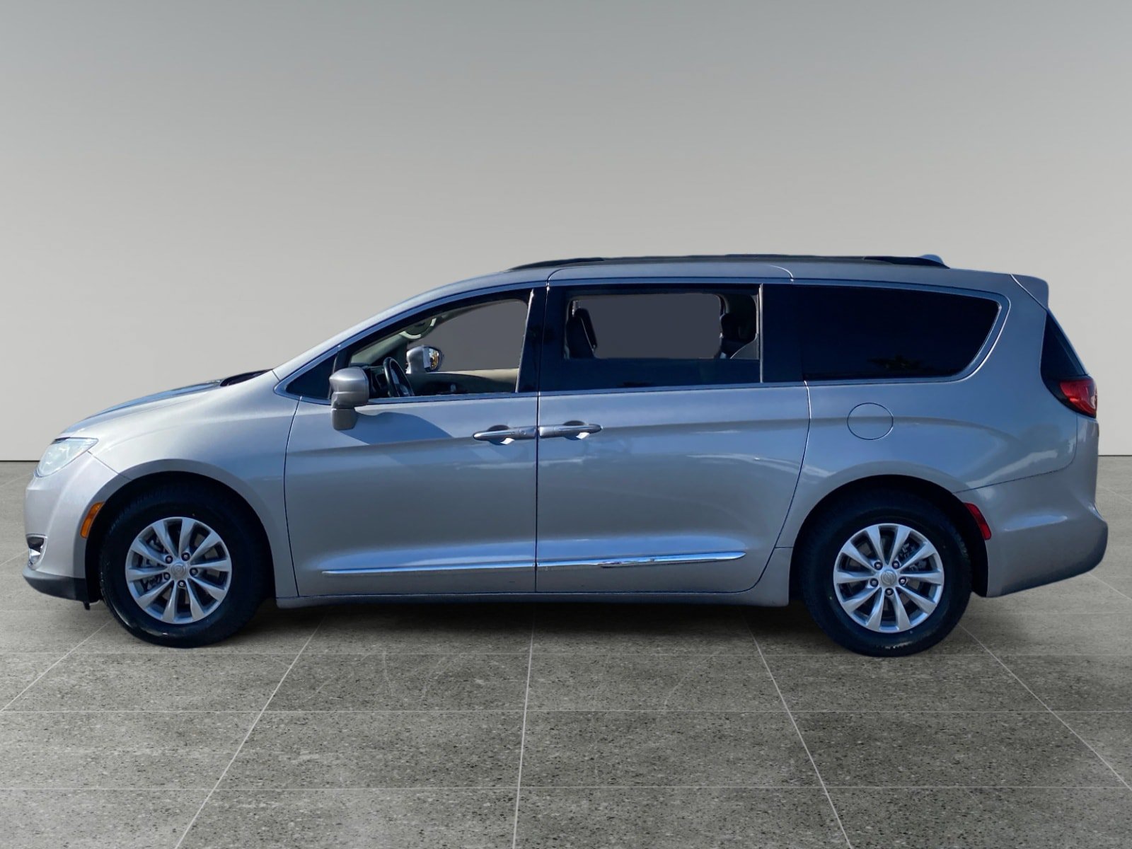 Used 2017 Chrysler Pacifica Touring-L FWD image 2