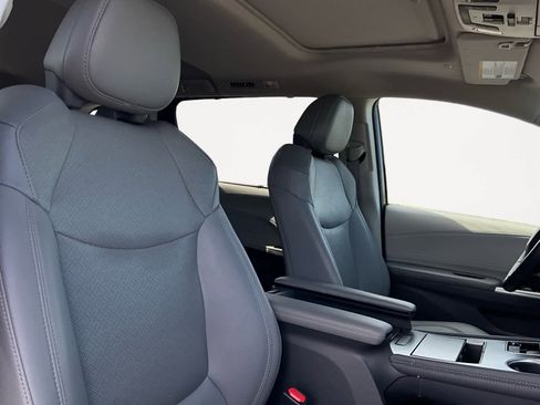 Used 2021 Toyota Sienna Limited image 14