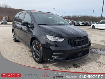 New 2026 Chrysler Pacifica Select w/ S Appearance Package