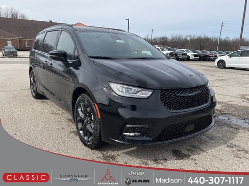 New 2026 Chrysler Pacifica Select w/ S Appearance Package image 1