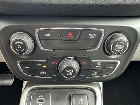 Used 2018 Jeep Compass Latitude w/ Popular Equipment Group FWD image 61