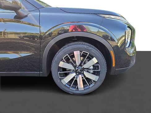 New 2025 Mitsubishi Outlander SE image 2