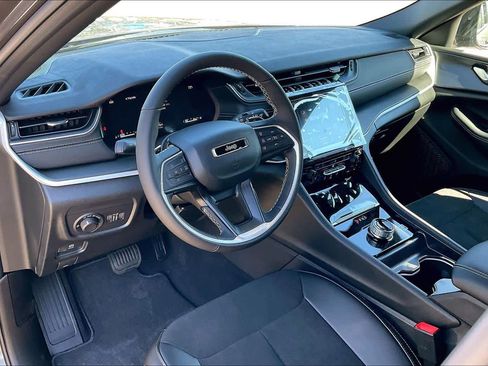 New 2025 Jeep Grand Cherokee Laredo image 8